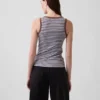 Ribbet tank-top med rund hals