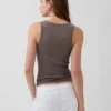 Ribbet tank-top med rund hals