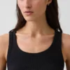 Ribbet tank-top med rund hals