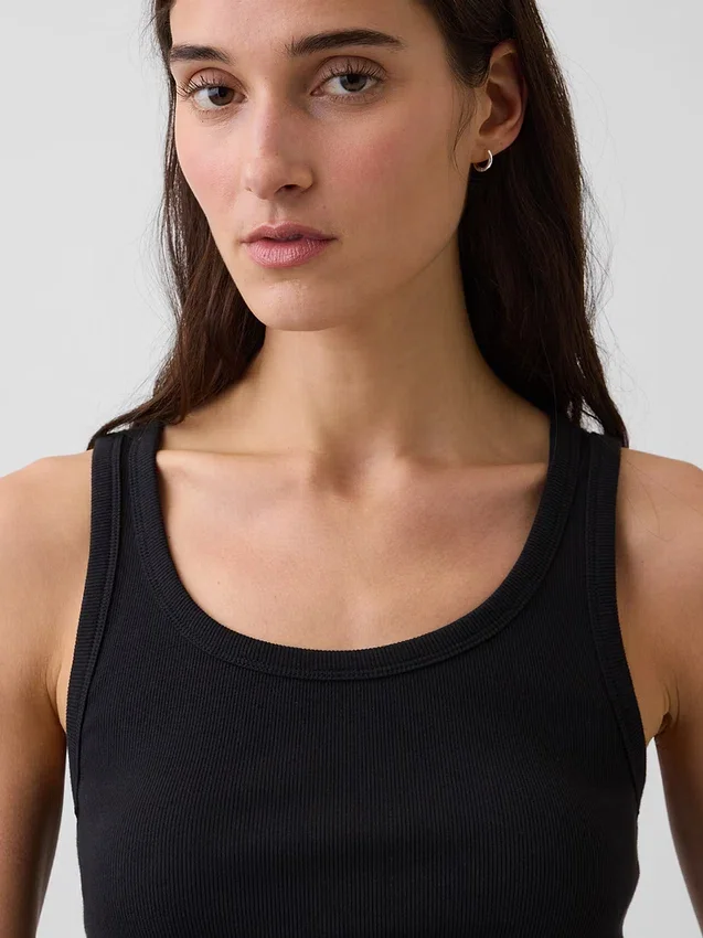 Ribbet tank-top med rund hals