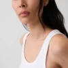 Ribbet tank-top med rund hals