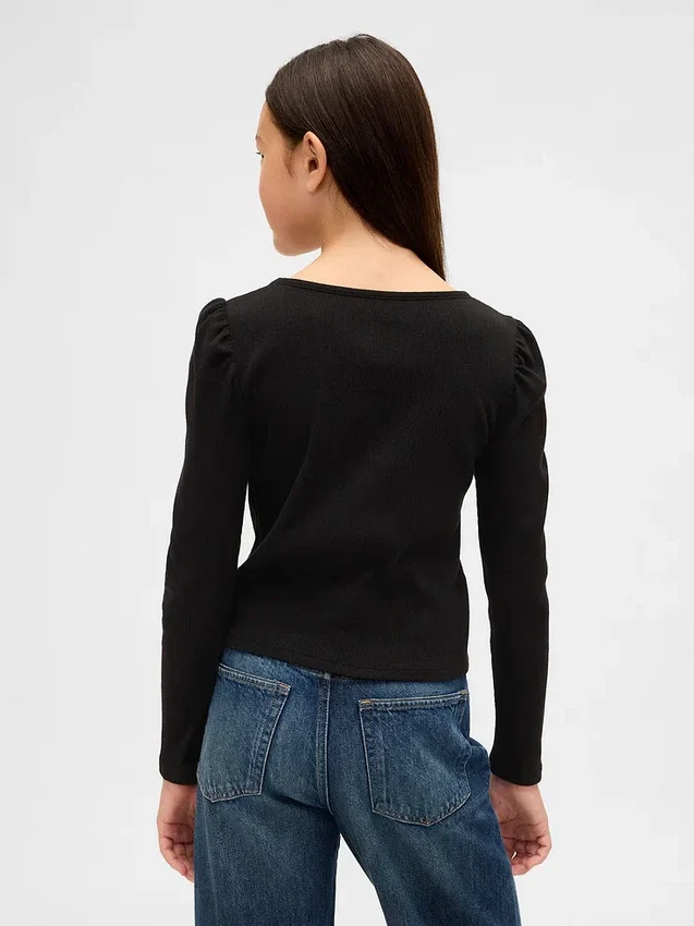 Ribbet topp med puffermmer for barn
