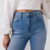 Slim straight-Jeans med høy midje og oppbrettede bukseben i 90-tallsstil