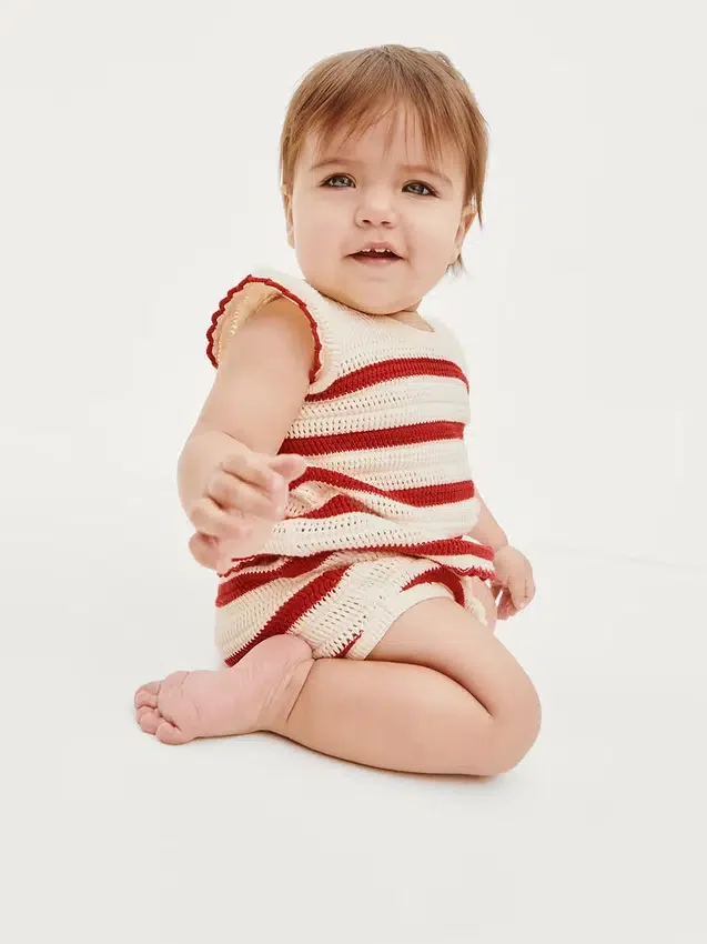 Stripet heklet antrekk til baby