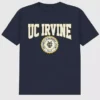 T-skjorte med grafisk motiv av University of California Irvines universitetssegl