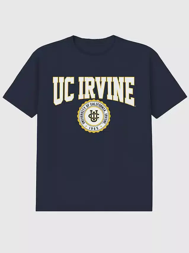 T-skjorte med grafisk motiv av University of California Irvines universitetssegl