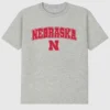 T-skjorte med mørk grafikk av University of Nebraska-Arch Logo