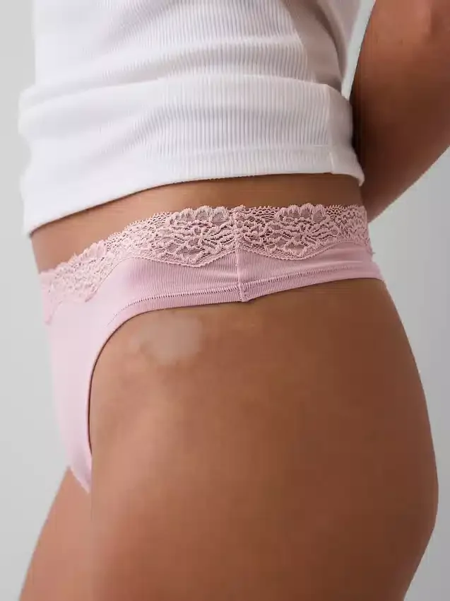 Tanga i økologisk stretchbomull med blonder