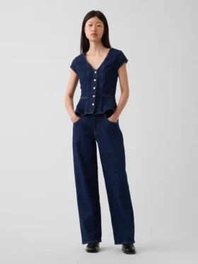 Tettsittende denim-top med kappeerm og peplum