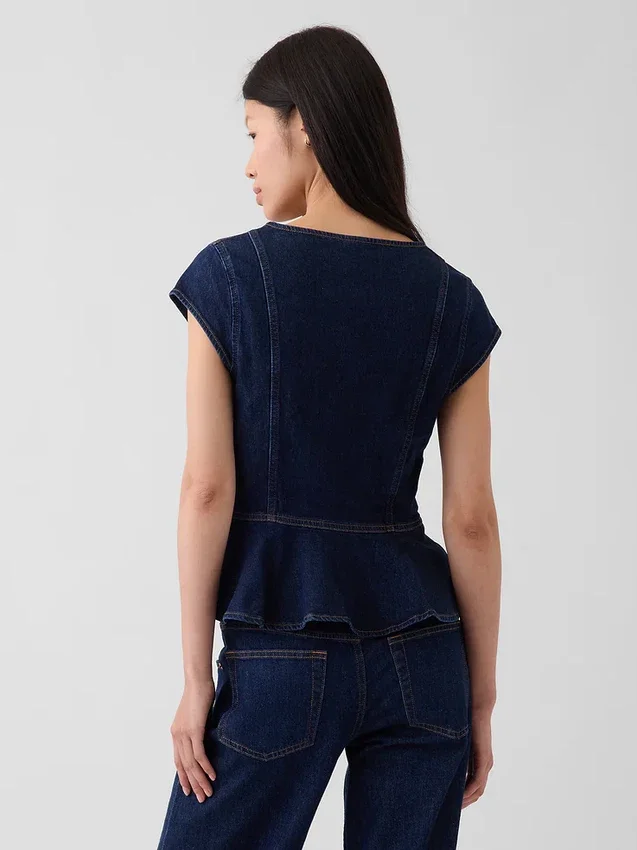 Tettsittende denim-top med kappeerm og peplum