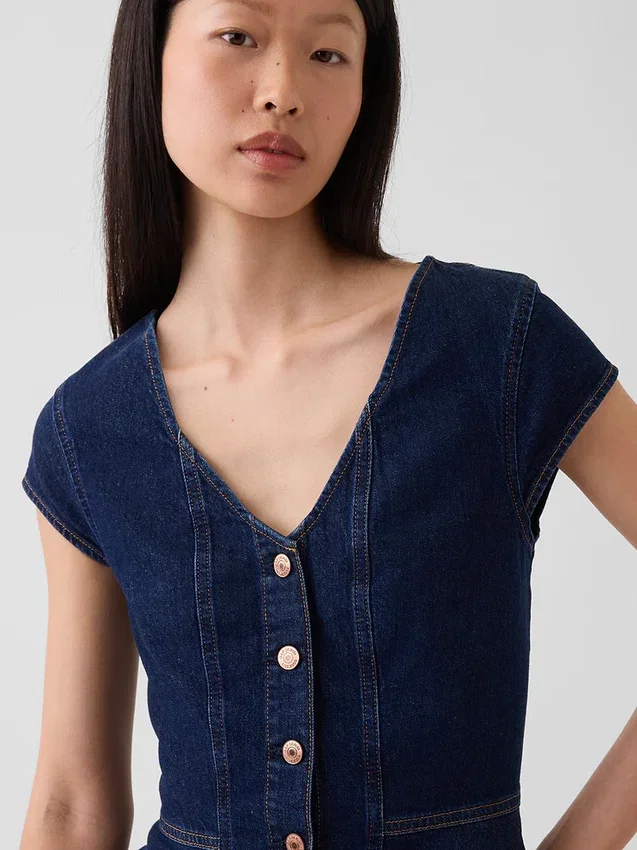 Tettsittende denim-top med kappeerm og peplum