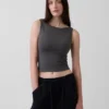 Tettsittende jersey-tanktop med båthals og kort snitt
