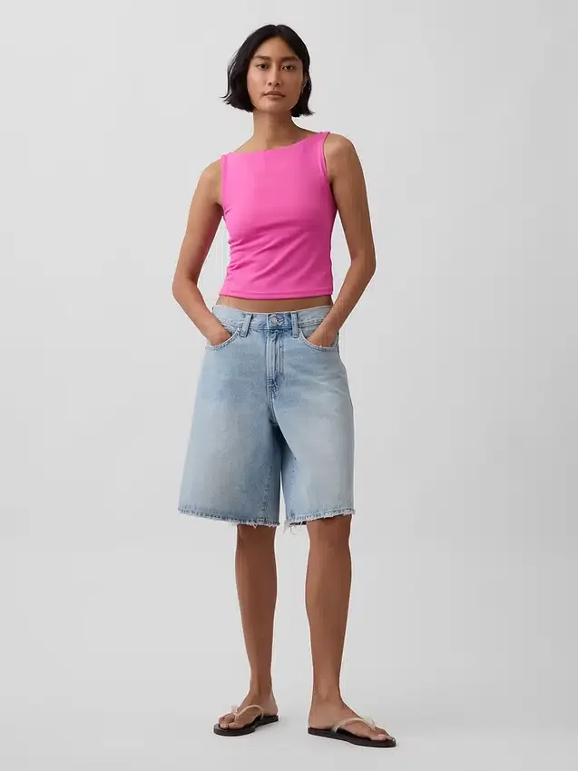 Tettsittende jersey-tanktop med båthals og kort snitt