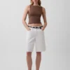 Tettsittende jersey-tanktop med båthals og kort snitt