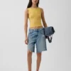 Tettsittende jersey-tanktop med båthals og kort snitt