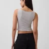 Tettsittende jersey-tanktop med båthals og kort snitt