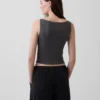 Tettsittende jersey-tanktop med båthals og kort snitt