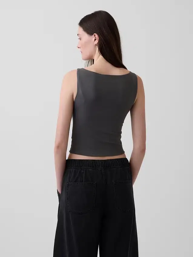 Tettsittende jersey-tanktop med båthals og kort snitt