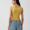 Tettsittende jersey-tanktop med båthals og kort snitt