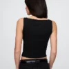 Tettsittende jersey-tanktop med båthals og kort snitt