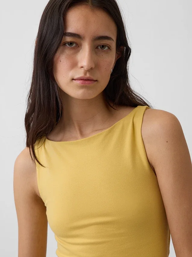 Tettsittende jersey-tanktop med båthals og kort snitt