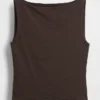 Tettsittende jersey-tanktop med båthals og kort snitt