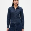 Tettsittende, kort denimskjorte
