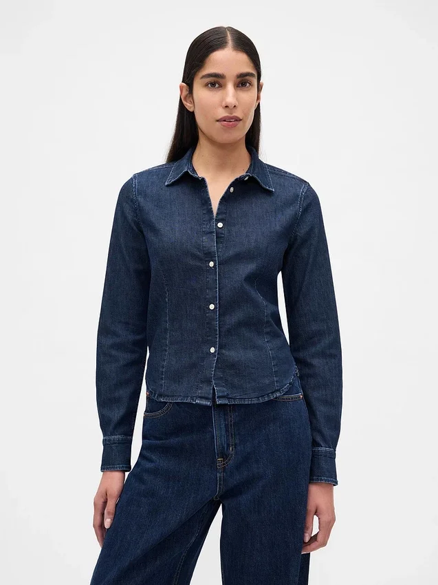 Tettsittende, kort denimskjorte