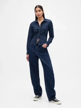 Tettsittende, kort denimskjorte