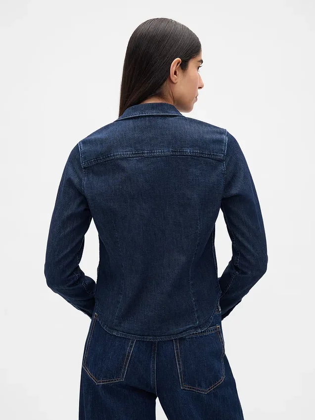 Tettsittende, kort denimskjorte