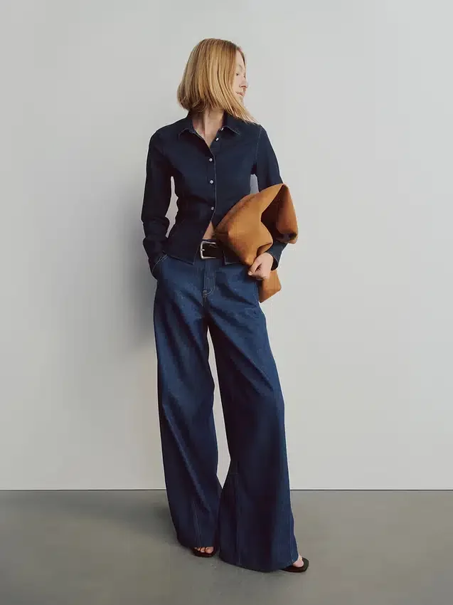 Tettsittende, kort denimskjorte