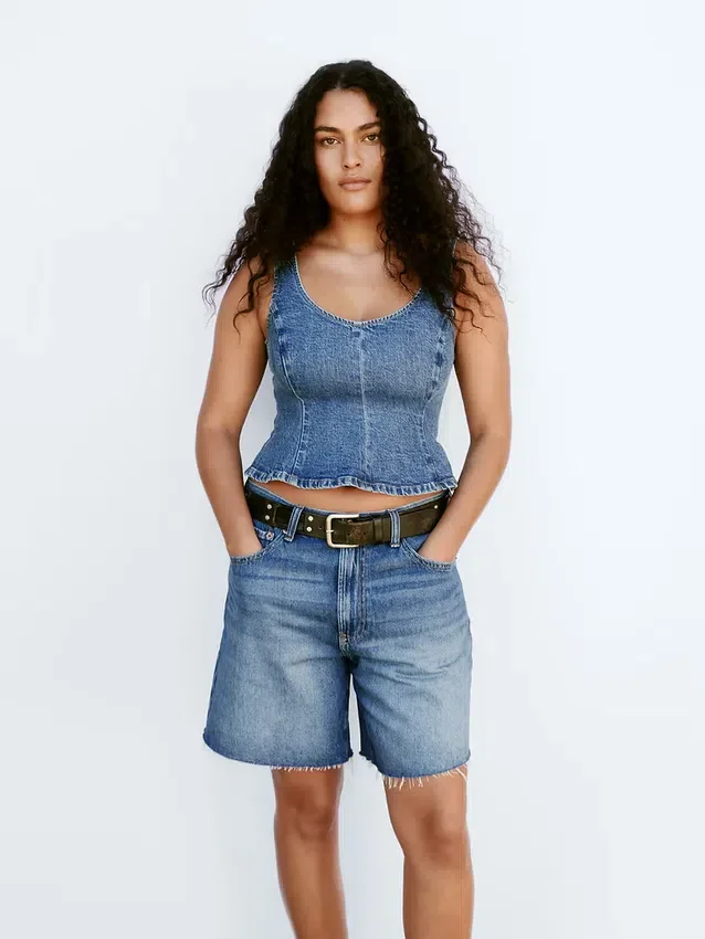 Tettsittende peplum-top i denim