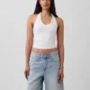 Tettstrikket halterneck-kort topp