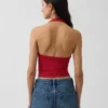 Tettstrikket halterneck-kort topp