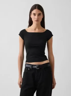 Tettstrikket jersey-T-skjorte med avdekkede skuldre og kort snitt