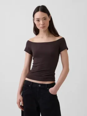 Tettstrikket jersey-T-skjorte med avdekkede skuldre og kort snitt