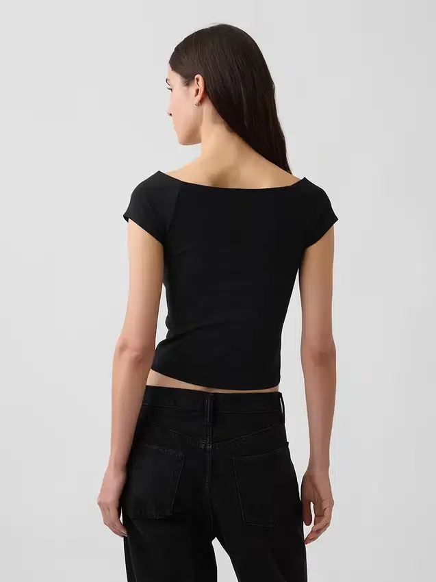Tettstrikket jersey-T-skjorte med avdekkede skuldre og kort snitt