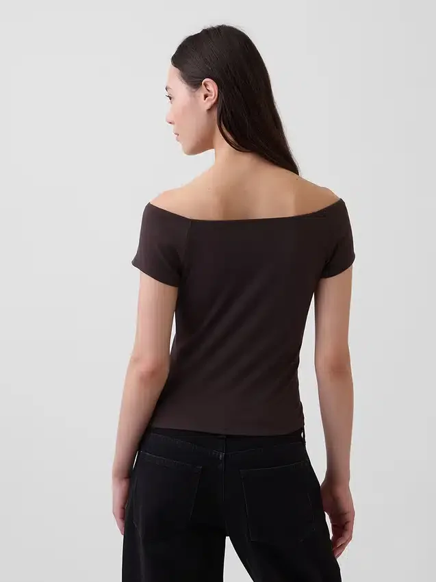 Tettstrikket jersey-T-skjorte med avdekkede skuldre og kort snitt