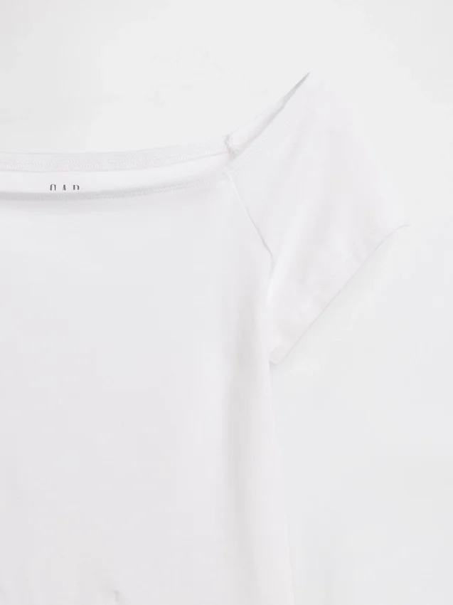 Tettstrikket jersey-T-skjorte med avdekkede skuldre og kort snitt