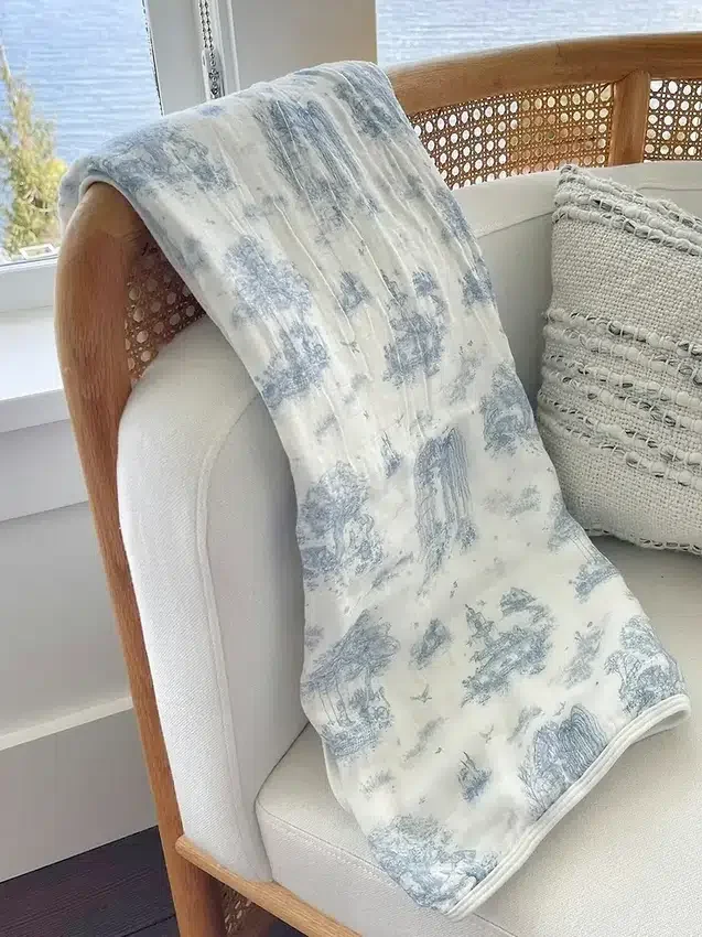 The Gilded Bird Spring Toile-babytæppe i bambus