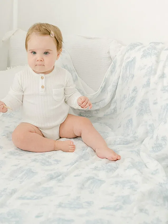 The Gilded Bird Spring Toile-babytæppe i bambus