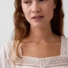 Top med firkantet hals og blonderkant