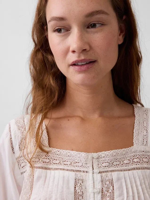 Top med firkantet hals og blonderkant