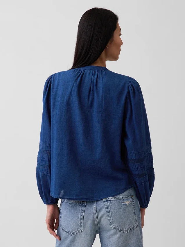 Top med pintuck og blonderkant