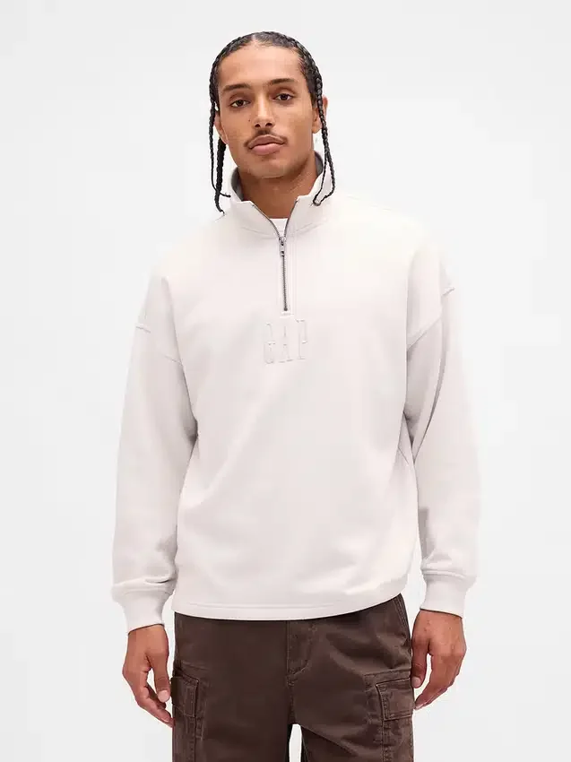 Tung, oversized genser med logo og kvart glidelås