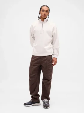Tung, oversized genser med logo og kvart glidelås