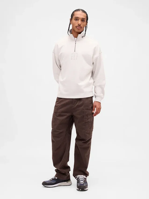 Tung, oversized genser med logo og kvart glidelås