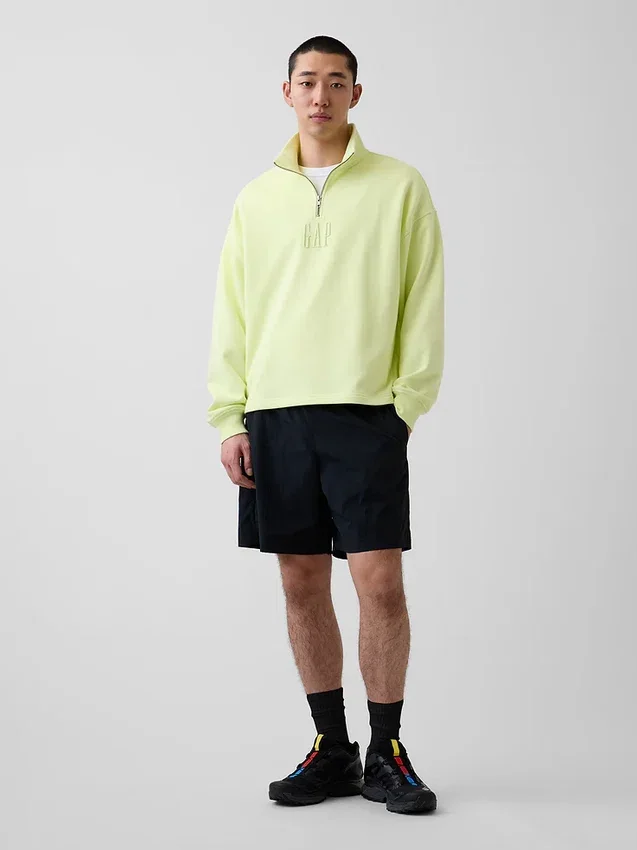 Tung, oversized genser med logo og kvart glidelås