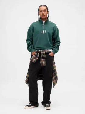 Tung, oversized genser med logo og kvart glidelås
