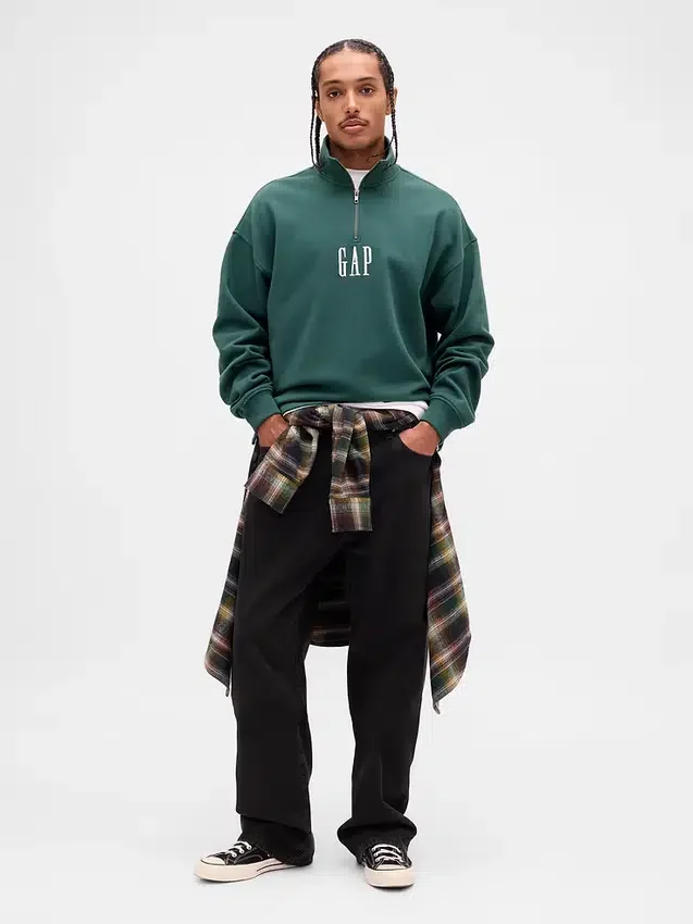 Tung, oversized genser med logo og kvart glidelås